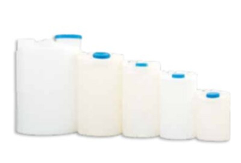 Cinco depósitos blancos de distintos tamaños con tapa azul, para almacenamiento y dosificación